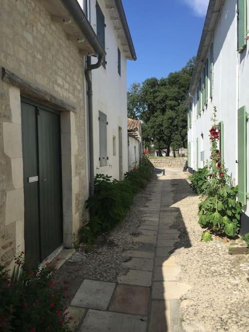 Le Phare Du Bout Du Monde - Logement Proche Du Port La Flotte Esterno foto